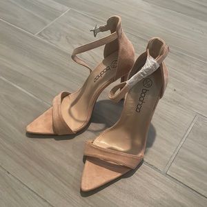 NEVER WORN TAN SUEDE SANDAL HEELS W/ANKLE STRAPS